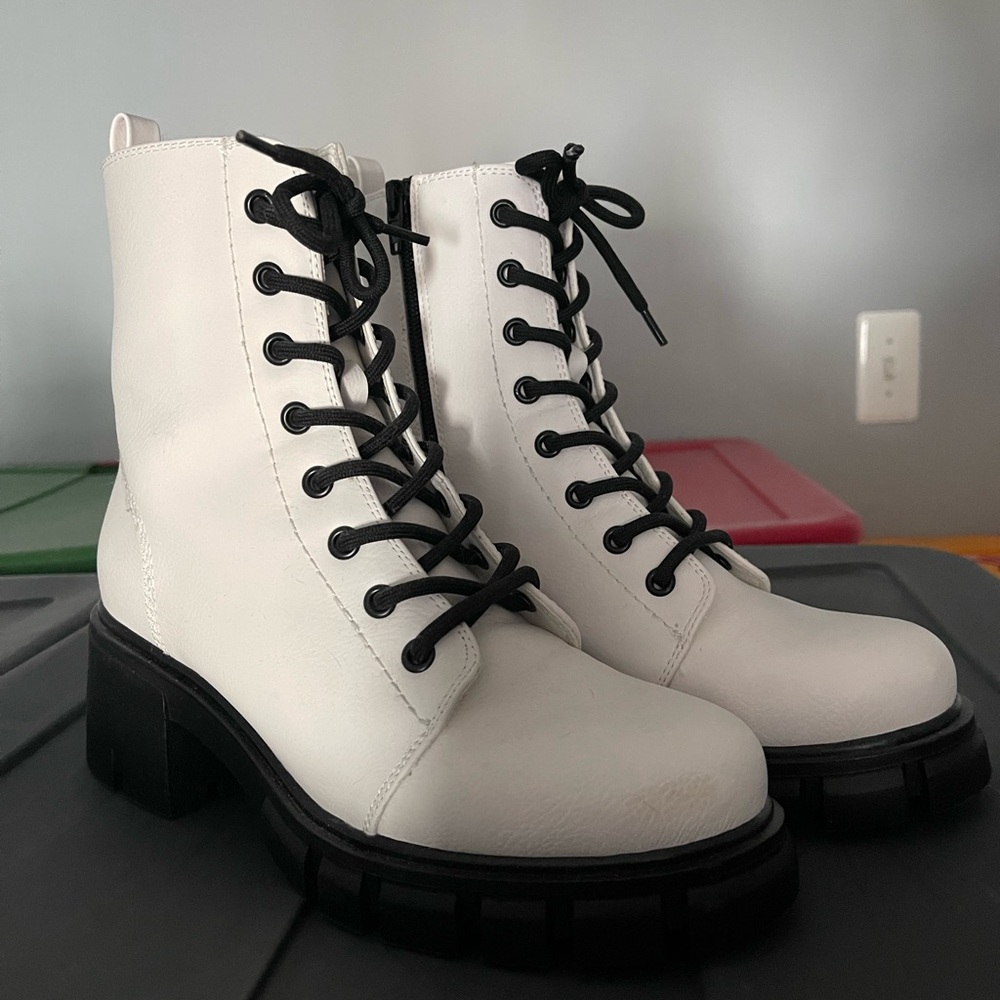 MIA White Combat Boots Size 7 GUC